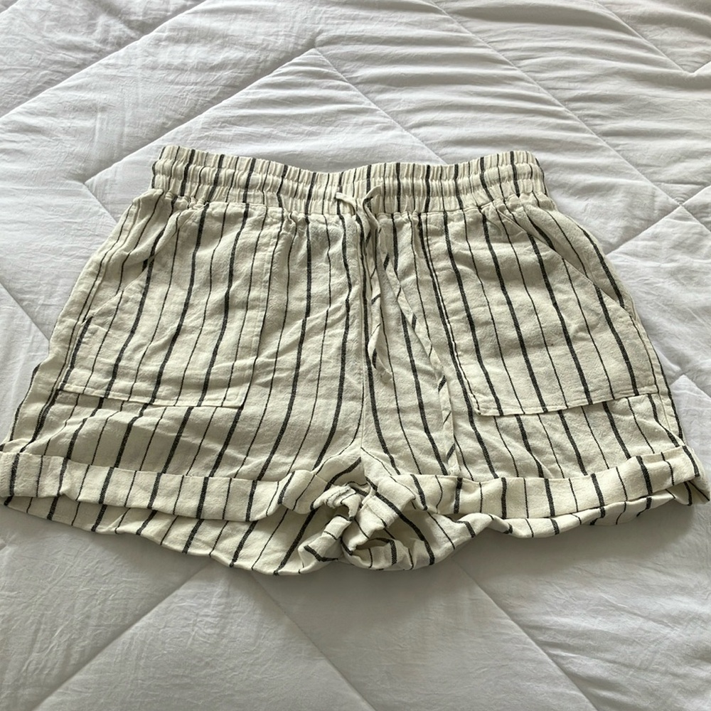 Forever 21 Black and White Cargo Shorts Relaxed Fit
